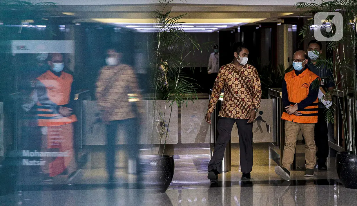Kepala KPP Pratama Bantaeng Wawan Ridwan (tengah) usai menjalani pemeriksaan di Gedung KPK, Kamis (11/11/2021). Wawan menjadi tersangka terkait pengembangan perkara dugaan korupsi perpajakan dengan terdakwa mantan pejabat Dirjen Pajak Kemenkeu Angin Prayitno Aji. (Liputan6.com/Faizal Fanani)