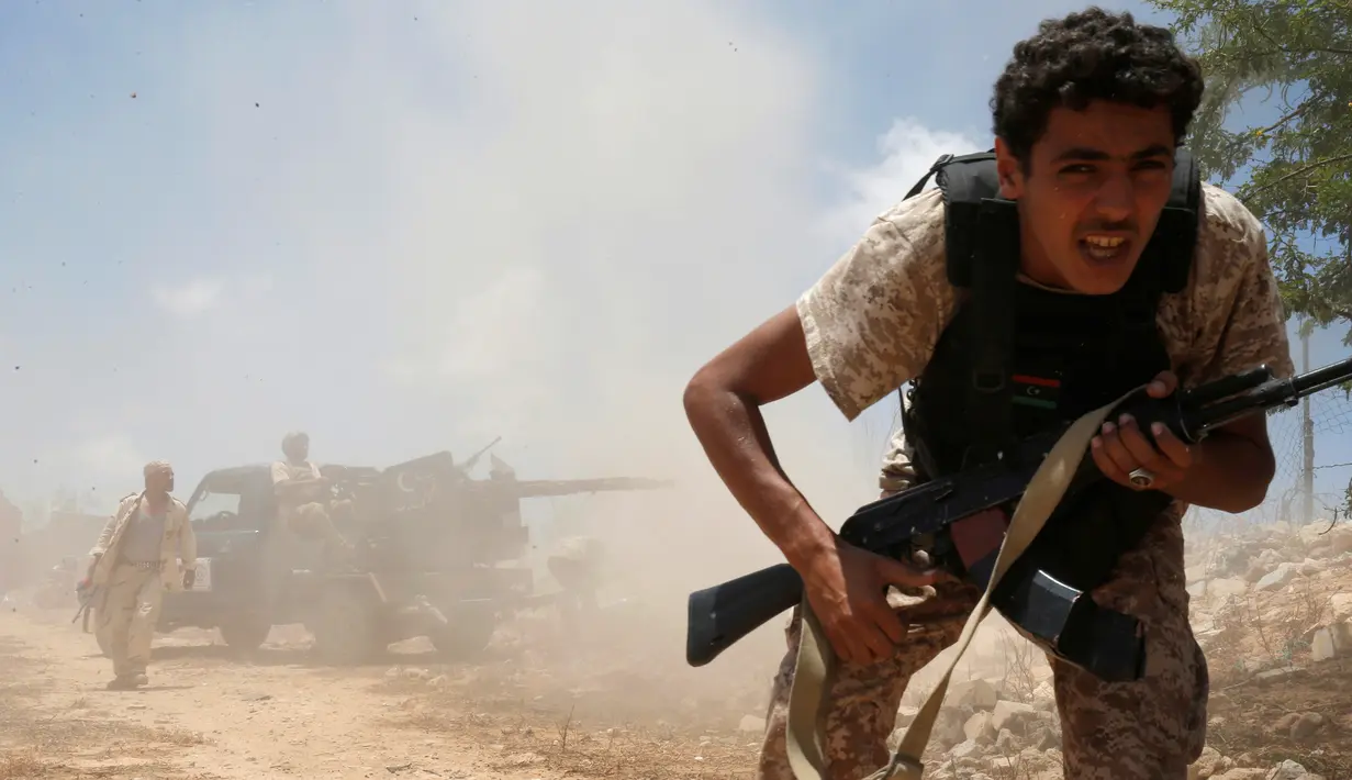 Pasukan tentara Libya saat menggempur militan ISIS di Kota Sirte, Libya, (21/7). Tentara Libya bersekutu dengan pasukan PBB untuk merebut kembali kota Sirte dari tangan kelompok militan tersebut. (REUTERS/Goran Tomasevic)