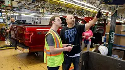 Mark Zuckerberg berbincang dengan salah satu pegawai Ford saat kunjungan ke pabrik mobil pikap legendaris Ford F-150 di Dearborn, Michigan, AS. (Facebook/Mark Zuckerberg)