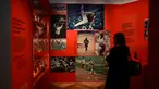 Seorang pengunjung berjalan melewati pameran "Olympism, Sejarah Dunia 1896-2024" di Museum Nasional Sejarah Imigrasi Prancis, Paris, Rabu, 24 April 2024. (AP Photo/Thibault Camus)