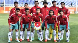 Para pemain starter Timnas Indonesia U-20 berfoto sebelum dimulainya laga matchday kedua Grup A Piala Asia U-20 2023 menghadapi Suriah U-20 di Lokomotiv Stadium, Tashkent, Uzbekistan, Sabtu (4/3/2023). (AFC/Pranit Katwal)