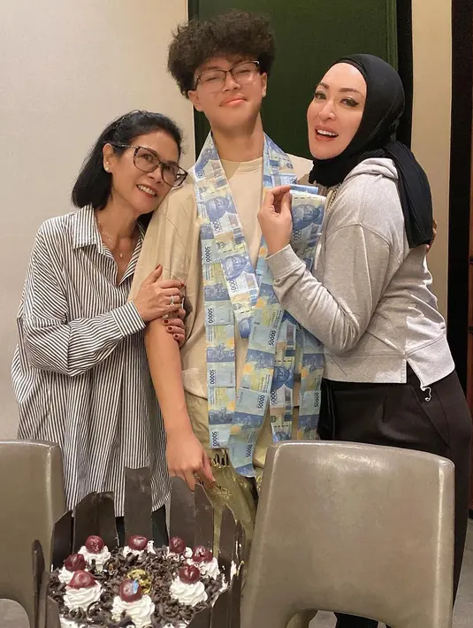 Potret bahagia Keanu saat perayaan ulang tahun ke-14. Didampingi sang ibunda dan juga kakak dari mendiang ayahnya. [Instagram/angelinasondakh09]