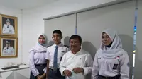 Qyara Maharani Putri, Paskibraka Nasional tahun 2021 asal Garut, Jawa Barat didaulat menjadi pembawa baki dalam penurunan sang saka merah putih HUT ke-76 RI. (Liputan6.com/Jayadi Supriadin)