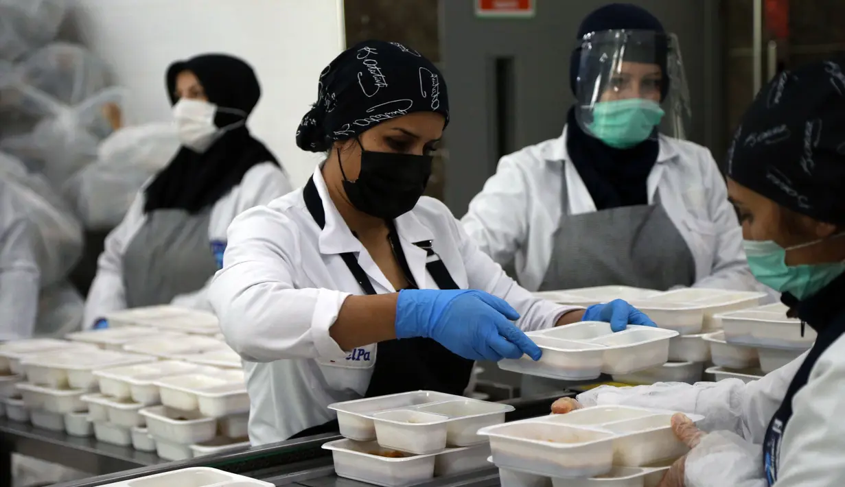 Para pekerja mengenakan masker saat menyiapkan makanan untuk para pasien COVID-19 dan orang-orang yang dikarantina di rumah di Ankara, Turki, 19 November 2020. Turki pada Kamis (19/11) melaporkan 4.542 pasien baru COVID-19. (Xinhua/Mustafa Kaya)
