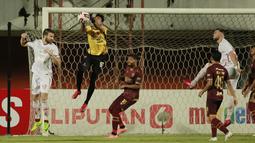 Kiper PSM Makassar, Hilman Syah tampil mengesankan, penampilan terbaiknya saat ia berhasil menggagalkan empat tendangan penalti pemain Persija. Hilman Syah memiliki jumlah save yang sangat banyak dan menjadi yang terbanyak di Piala Menpora 2021, yaitu 18 save. (Foto: Bola.com/Ikhwan Yanuar)