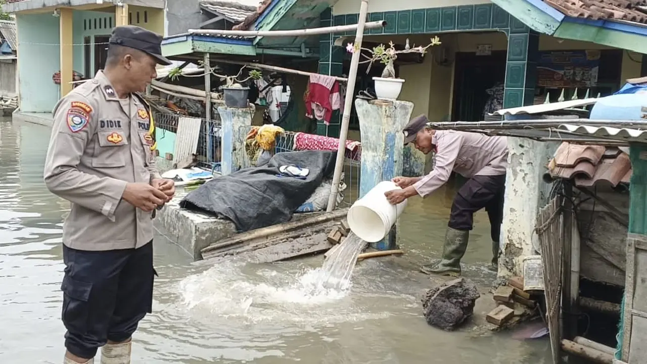 70 rumah warga di Desa Labuhan Ratu dan Pasir Sakti, Kabupaten Lampung Timur terendam banjir rob setinggi 50 senti meter. Foto : (Istimewa).
