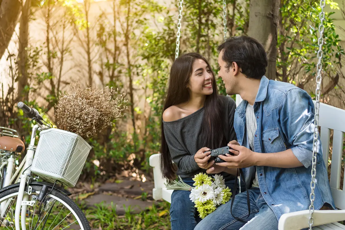 perempuan dan pasangan di taman