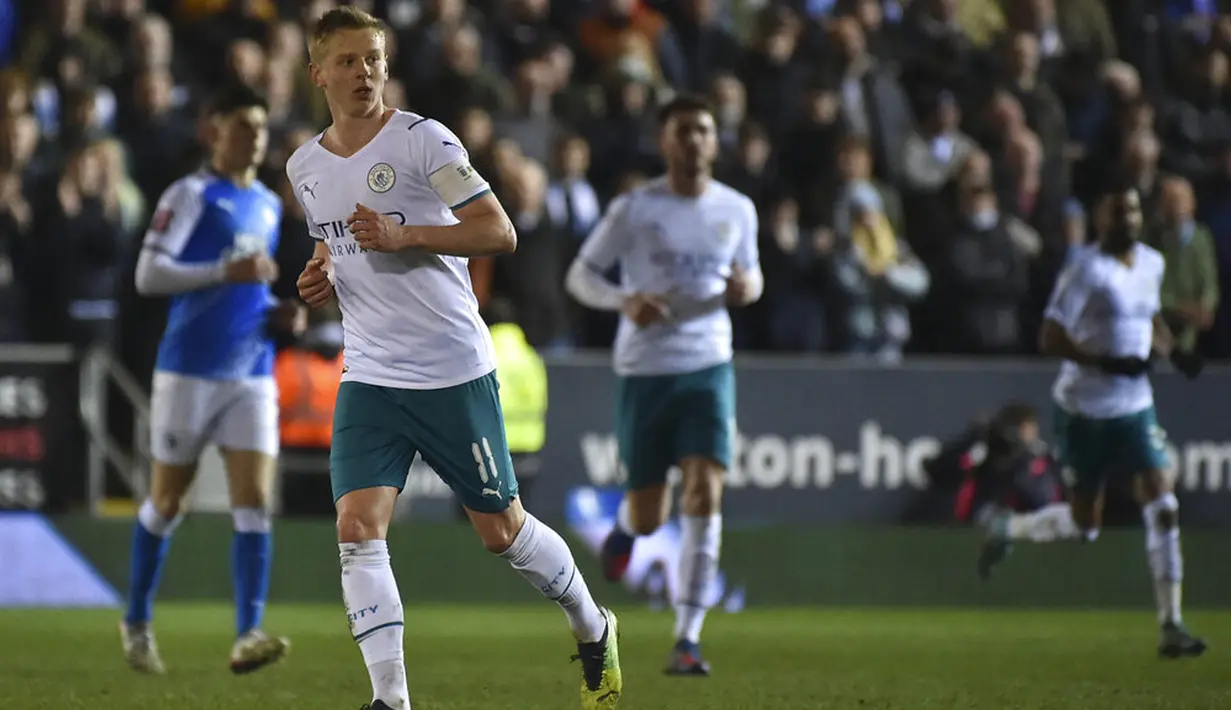 Pemain Manchester City Oleksandr Zinchenko berlari di lapangan saat melawan Peterborough United pada pertandingan sepak bola putaran kelima Piala FA di Stadion Weston Homes, Peterborough, Inggris, 1 Maret 2022. Manchester City menang 2-0. (AP Photo/Rui Vieira)