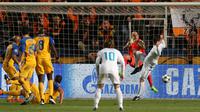 Pemain Real Madrid, Nacho (kanan) berhasil mencetak gol ke gawang APOEL Nicosia pada matchday kelima Liga Champions di Stadion GSP, Selasa (21/11). Klub berjuluk Los Blancos tersebut menang telak dengan skor 6-0. (AP/Petros Karadjias)