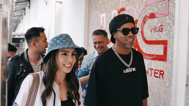 7 Potret Ronaldinho yang Sempat Mampir di Sport Center Milik Keluarga Momo Geisha