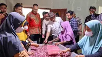 Menteri Koperasi dan UKM Teten Masduki meminta petani bawang merah di Brebes, Jawa Tengah mengolah kembali hasil panennya. Tujuannya, guna mendongkrak pendapatan bagi petani bawang.