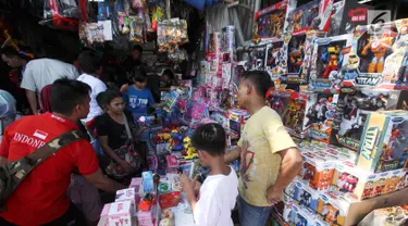 Suasana saat warga membeli mainan di Pasar Gembrong, Jakarta, Selasa (19/6). Libur Lebaran dimanfaatkan sejumlah anak-anak untuk berburu mainan di Pasar Gembrong. (Liputan6.com/Angga Yuniar)