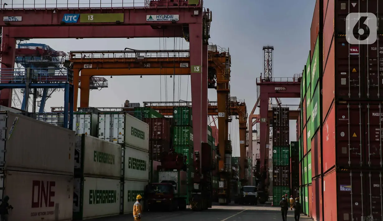 Aktivitas bongkar muat peti kemas di Pelabuhan Tanjung Priok, Jakarta, Kamis (14/4/2022). Neraca perdagangan Indonesia diproyeksi masih akan mencatatkan surplus yang tinggi pada Maret 2022. (Liputan6.com/Faizal Fanani)