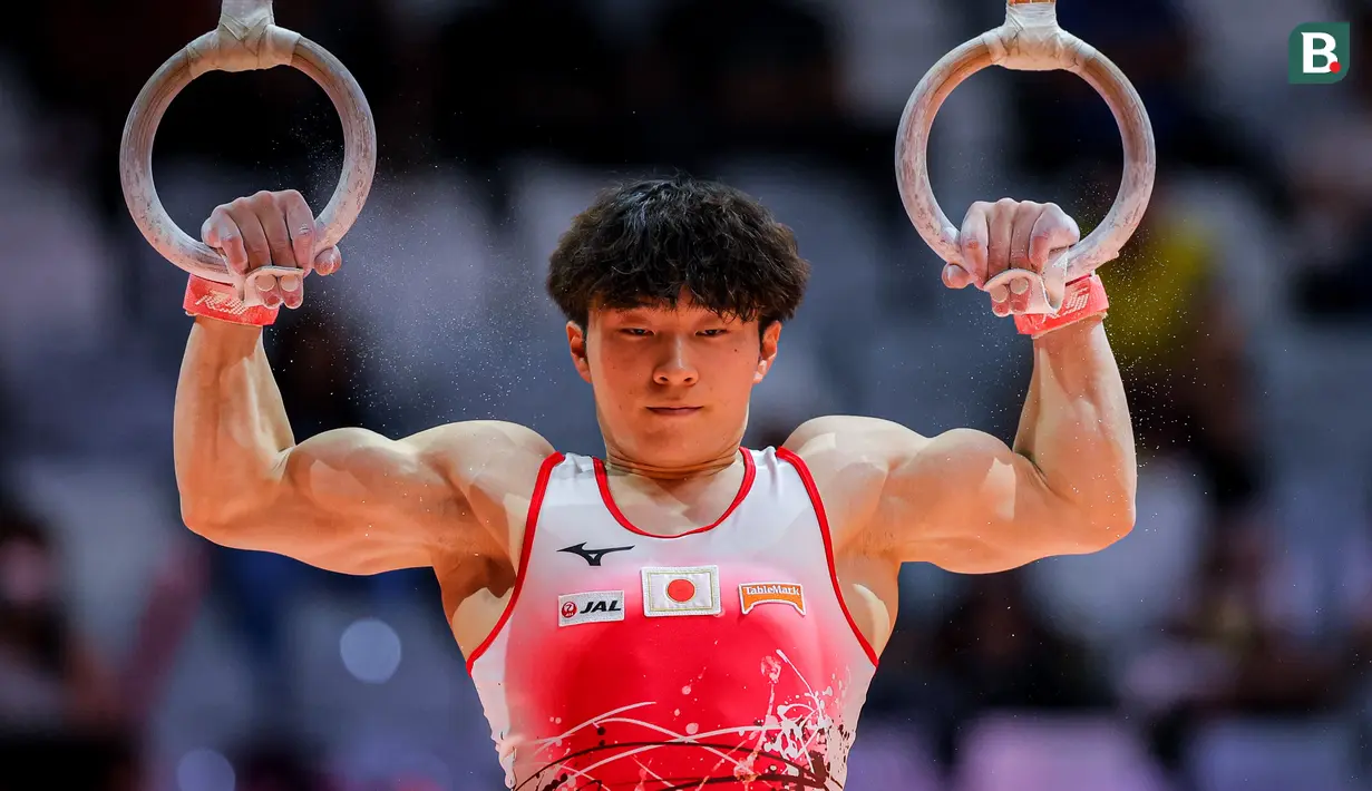 Pesenam putra Jepang, Kiichi Kaneta beraksi dalam nomor gelang-gelang pada babak kualifikasi Kejuaraan Dunia Gimnastik 2025 di Indonesia Arena, Senayan, Jakarta, Minggu (19/10/2025). (Bola.com/Bagaskara Lazuardi)