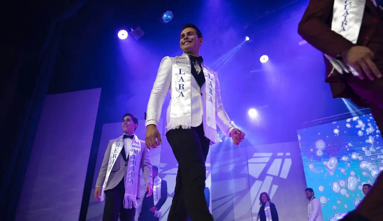 Rafael Sanchez, mewakili negara bagian Lara, tersenyum saat mengikuti kontes kecantikan Mister Handsome Venezuela di Caracas, Venezuela, 30 Oktober 2021. Kontes kecantikan pria tersebut berlangsung setelah edisi tahun lalu dibatalkan karena pandemi COVID-19. (AP Photo/Ariana Cubillos)