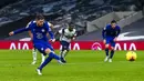 Pemain Chelsea Jorginho mencetak gol ke gawang Tottenham Hotspur lewat tendangan penalti pada pertandingan Liga Inggris di Stadion Tottenham Hotspur, London, Inggris, Kamis (4/2/2021). Chelsea menang 1-0. (Clive Rose/Pool via AP)