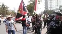 Puluhan mahasiswa yang tergabung dalam Gerakan Aktivis Mahasiswa (GAM) melakukan perenungan di Taman Makam Pahlawan di Jalan Urip Sumoharjo, Makassar, Sulawesi Selatan. (Liputan6.com/Eka Hakim)