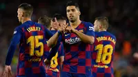 Luis Suarez mempersembahkan golnya ke gawang Valencia untuk anak dari mantan pelatih Barcelona, Luis Enrique. (AFP/Pau Barrena)