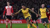 Theo Walcott antar Arsenal atasi Southampton dengan hattrick yang ia cetak. (Daily Mail)