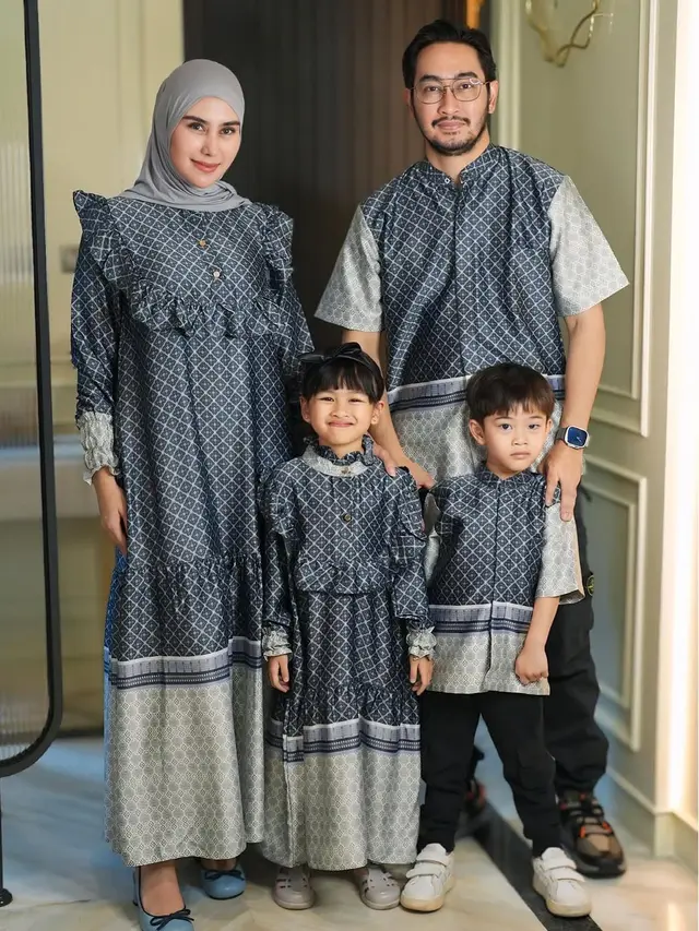 Potret 6 Keluarga Artis Pakai Baju Koleksi Lebaran, Tampil Selaras di Hari Kemenangan