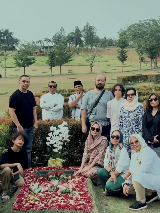 Bunga Citra Lestari saat Ziarah Peringatan Ulang Tahun Ashraf Sinclair Bersama Tiko. [@itsmebcl]