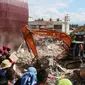 Sejumlah ekskavator dikerahkan untuk mencari korban gempa Aceh yang tertimbun reruntuhan bangunan, Aceh, Kamis (8/12). Tim SAR gabungan meyakini masih banyak korban gempa yang tertimbun reruntuhan. (Liputan6.com/Angga Yuniar)