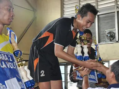 Citizen6, Surabaya: Komandan STTAL Kolonel Laut (E) Siswo Hadi Sumantri menyerahkan secara langung tropi dan uang pembinaan masing masing kepda Juara 1, Unesa, Jura 2 , UPN dan Juara 3, Unair. (Pengirim: Penkobangdikal)