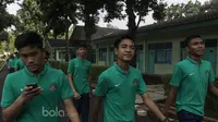 Para pemain Timnas Indonesia U-16 berjalan menuju mes usai mengikuti Ujian Nasional tingkat SMP di SMA 39 Cijantung, Jakarta, Rabu (3/5/2017). (Bola.com/Vitalis Yogi Trisna)