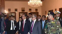 Presiden Joko Widodo bergandengan tangan saat disambut Presiden Bangladesh Abdul Hamid saat melakukan pertemuan bilateral di Credential Hall, Bangabhan Presidential Palace (27/1). (Liputan6.com/Pool/Rusman Biro Pers Setpres)