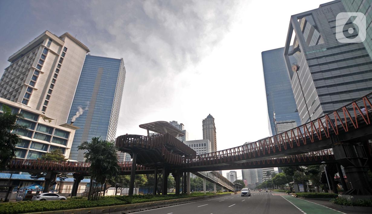 <p>Suasana lengang arus lalu-lintas di Jalan Jenderal Sudirman, Jakarta, Senin (2/5/2022). Hiruk-pikuk kemacetan lalu-lintas di Ibu Kota berubah lengang saat sebagian besar warga mudik ke kampung halaman untuk merayakan Idul Fitri 1443 Hijriah. (merdeka.com/Iqbal S. Nugroho)</p>
