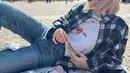 Gaya santai Lisa Blackpink satu ini mungkin bisa dijadikan sebagai inspirasi. Menggunakan celan denim yang dipadukan kaos putih serta kemeja kotak-kotak, kacamata hitam serta handbag dan kamera pun menjadi pelengkap yang sempurna. (Liputan6.com/IG/@lalalalisa_m)
