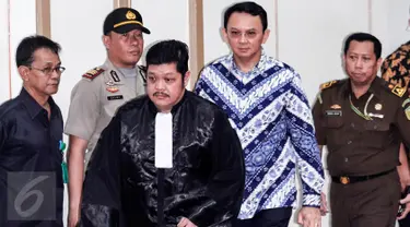 Terdakwa Basuki Tjahaja Purnama atau Ahok memasuki ruang persidangan di Kementerin Pertanian (Kementan), Jakarta, Selasa (9/5). Sidang kasus dugaan penodaan agama ini beragendakan pembacaan vonis dari hakim. (Liputan6.com/Kurniawan Mas'ud/pool)