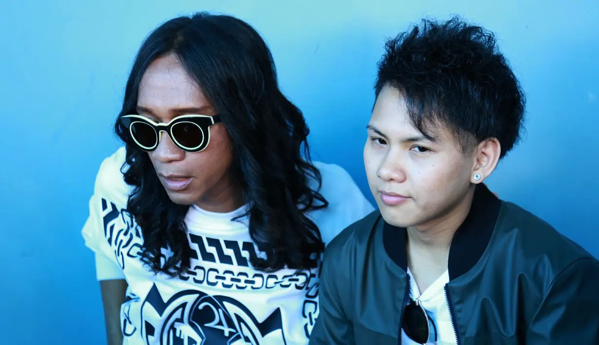 "Senang banget, aku nggak harus sedih di rumah nunggu pulang, dia syuting aku ikut, cuman ngumpet, sudah sering," ujar Evelyn di kawasan Tendean, Jakarta Selatan, Rabu (31/8/2016). (Deki Prayoga/Bintang.com)