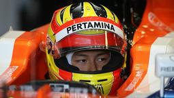 Pebalap Manor Racing asal Indonesia, Rio Haryanto, bersiap mengikuti latihan bebas kedua di Sirkuit Albert Park, Australia, Jumat (18/3/2016). Catatan waktu Rio pada sesi kedua ini adalah 1 menit 44,304 detik. (Bola.com/Twitter/Formula 1)