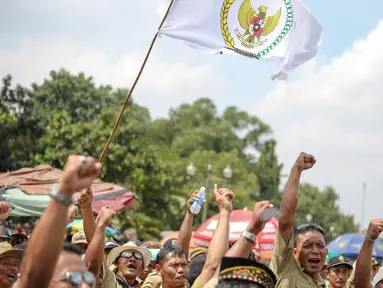 Sejumlah perangkat desa melakukan aksi unjuk rasa di depan Istana Negara, Jakarta, Rabu (27/5/2015). Aksi unjuk rasa ini menuntut segera disahkannya revisi PP 43/2014 yang di antaranya tentang penghapusan sistem tanah bengkok. (Liputan6.com/Faizal Fanani)