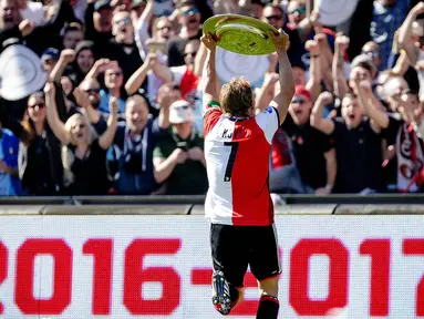 Kapten Feyenoord, Dirk Kuyt mengangkat trofi juara Eredivisie 2016-2017 usai mengalahkan Heracles pada laga Eredivisie di  Kuip stadium, Rotterdam, (14/5/2017).  (EPA/Robin Van Lonkhuijsen)