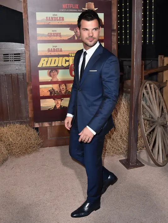 Taylor Lautner sempat menulis caption bio pada akun instagramnya, 'Maaf Sepertinya Diriku Terlabat Membuat Akun Instagram'. (AFP/Bintang.com)