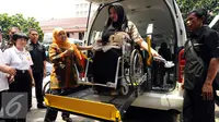 Menteri Sosial, Khofifah Indar Parawansa (berkerudung) melihat fasilitas mobil akses bagi penyandang disabiltas di Jakarta, Senin (28/12/2015). Mensos meresmikan sejumlah fasilitas penunjang bagi penyandang disabilitas. (Liputan6.com/Helmi Fithriansyah)