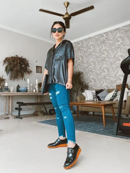 Salah satu sisi ruang keluarga. Selain warna putih, dinding tampak ditempel dengan walpaper. (Instagram/tynakannamirdad)