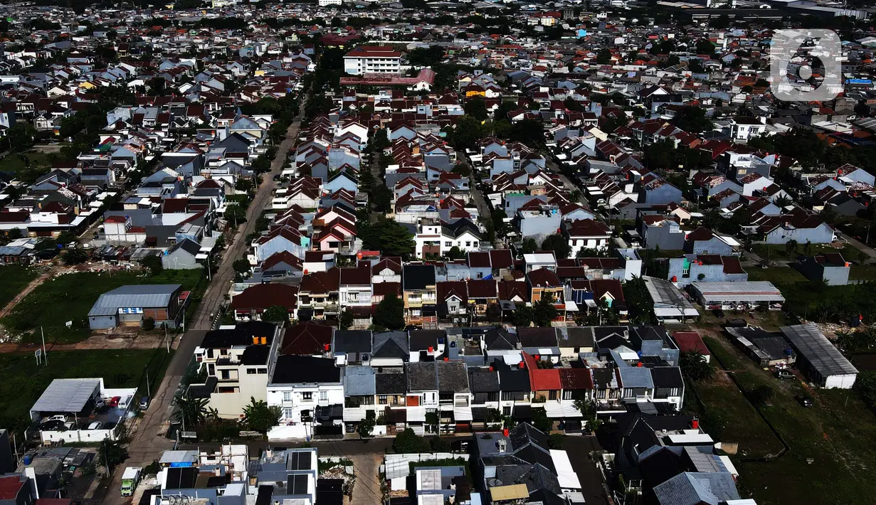 Pemandangan hunian rumah warga di Pulo Jahe, Jakarta, Kamis (24/3/2022). Warga DKI masih melakukan eksploitasi air tanah untuk bisa memenuhi kebutuhan air bersih sehari-hari. Hingga kini pelayanan air bersih baru mencapai 68 persen dari keseluruhan warga DKI Jakarta. (merdeka.com/Imam Buhori)