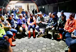 Wakil Ketua DPR Cucun Ahmad Syamsurijal melakukan evaluasi penanganan bencana longsor di Desa Pasirlangu, Kabupaten Bandung Barat, pada Minggu, 25 Januari 2026. (Foto: Istimewa)