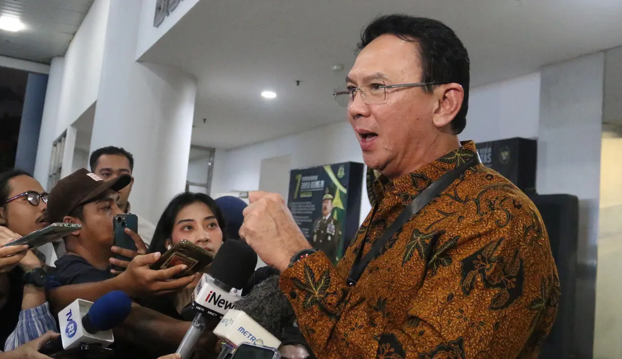 Sebelum meninggalkan gedung Kejaksaan Agung, Basuki Tjahaja Purnama alias Ahok sempat memberi beberapa keterangan. (merdeka.com/Arie Basuki)