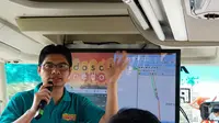 Division Head Network Architecture Indosat Ooredoo Yusuf Setiawan menjelaskan tentang pengujian jaringan di bus menuju Kota Bandar Lampung, Rabu (18/4/2018). Liputan6.com/Agustin Setyo Wardani