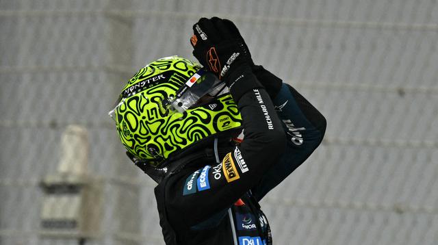 Pembalap McLaren’s, Lando Norris, merayakan gelar juara dunia F1 2025 di Grand Prix Abu Dhabi di Sirkuit Yas Marina, Abu Dhabi, Minggu (7/12/2025). (Andrej Isakovic/AFP)