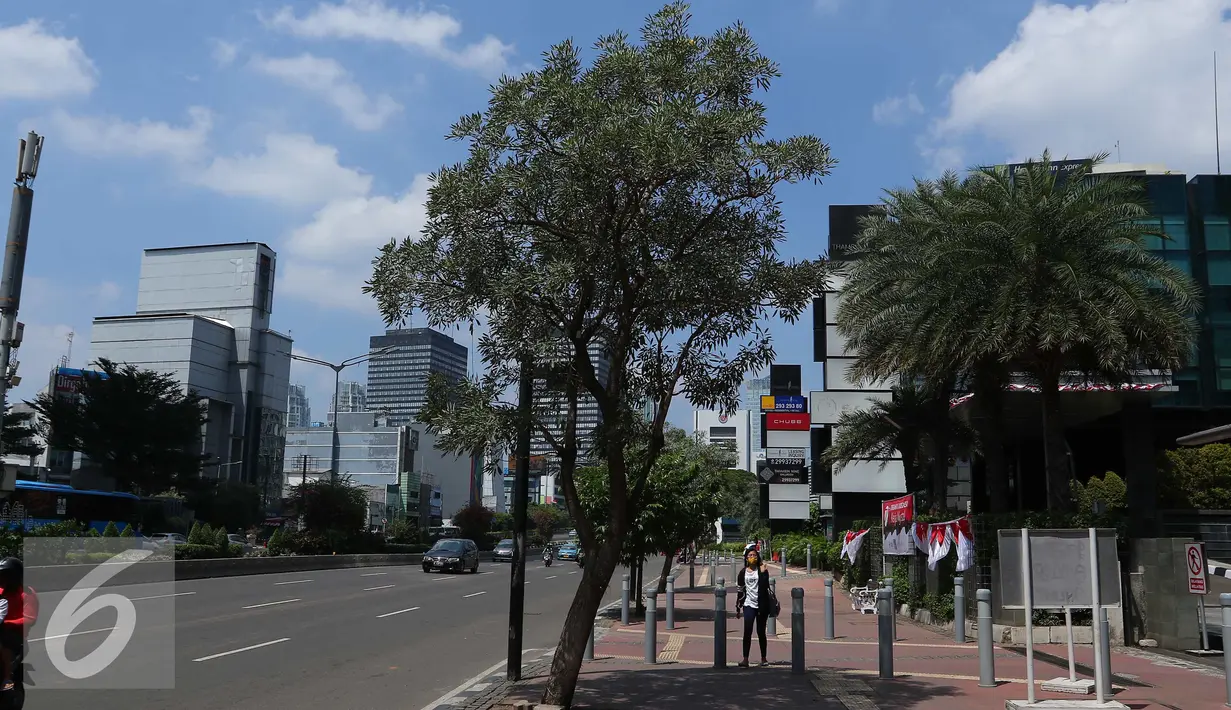 Sejumlah kendaraan melintas di jalan, Jakarta, Rabu (17/8). Jalan di Jakarta terlihat lancar saat libur nasional memperingati HUT RI ke-71. (Liputan6.com/Angga Yuniar)