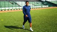 Dwi Priyo Utomo, eks pemain Semen Padang, lebih menjagokan Rizky Pellu menyabet gelar pemain terbaik Piala Jenderal Sudirman dibandingkan dua pemain Semen Padang yang juga masuk nominasi. (Bola.com/Robby Firly)