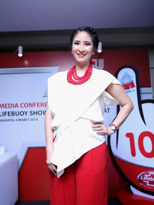 Novita Angie mengaku ia sangat bersyukur mempunyai suami yang begitu mengerti akan kesibukannya. Sebab itu pernikahan Novita dan Sapto Haryo Rajasa bisa bertahan terus hingga sekarang ini. (Adrian Putra/Bintang.com)