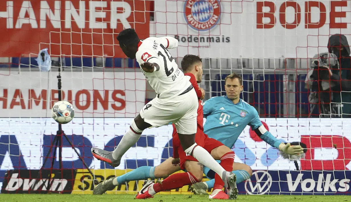 Pemain Eintracht Frankfurt Danny da Costa mencetak gol ke gawang Bayern Munchen dalam pertandingan semi final Piala Jerman di Allianz Arena, Munchen, Jerman, Rabu (10/6/2020). Bayern Munchen menang 2-1 dan lolos ke final. (Kai Pfaffenbach Pool via AP)