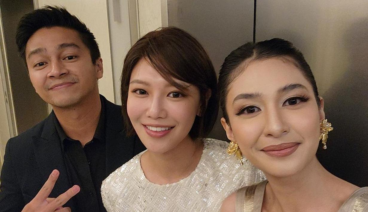 Tak hanya sebagai perwakilan di BIFF 2022, Mikha Tambayong juga sabet penghargaan Asia Wide Award dan diberikan di 'BIFF Asia Star Awards 2022' yang merupakan bagian dari Busan International Film Festival 2022 (BIFF 2022). Berkesempatan foto bareng Choi Soo Young yang juga hadiri BIFF 2022, kebersamaan Mikha Tambayong dan Deva Mahenra bareng anggota grup SNSD itu bak sahabat karib. (Liputan6.com/IG/@miktambayong)