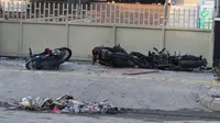 Sejumlah sepeda motor rusak saat bentrok polisi dan massa di depan gedung Sarinah, Jakarta, Kamis (23/5/2019). Bentrokan terjadi setelah pihak kepolisian berupaya membubarkan massa aksi yang masih bertahan di depan gedung Bawaslu. (Liputan6.com/Herman Zakharia)